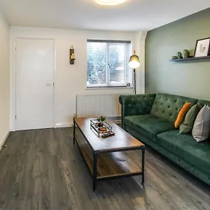 Holiday home 2 Bed Townhouse With Free Parking, Nottingham
